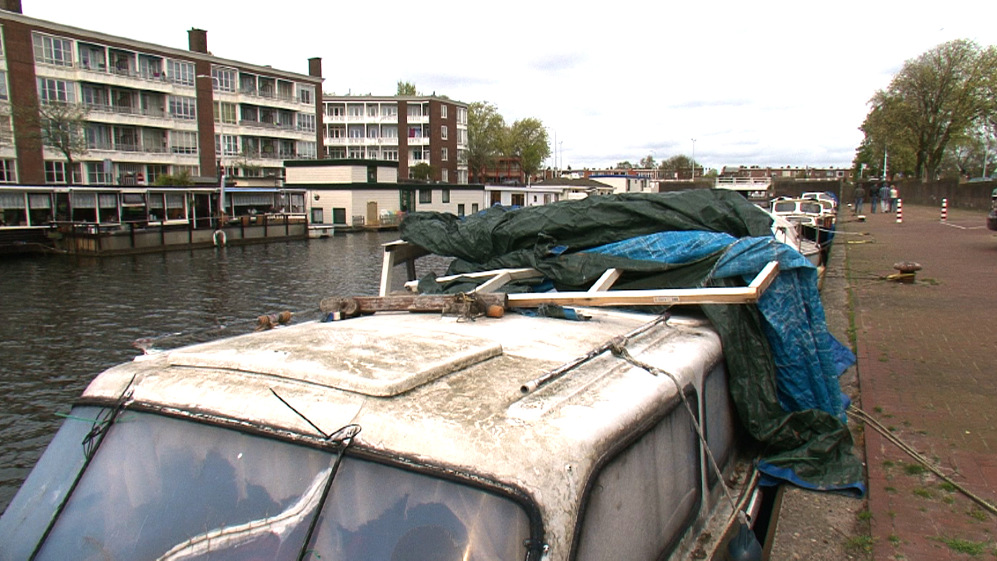 Verweesde bootjes langs Haagse Veenendaalkade